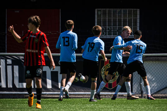 Landskronas Linus Lindeberg jublar med lagkamrater