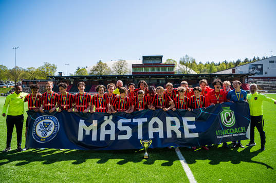 Brommapojkarnas spelare jublar med pokalen