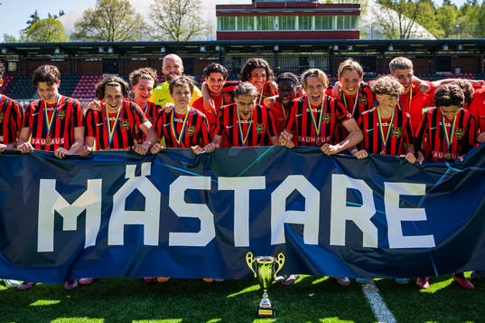 Brommapojkarnas spelare jublar med pokalen
