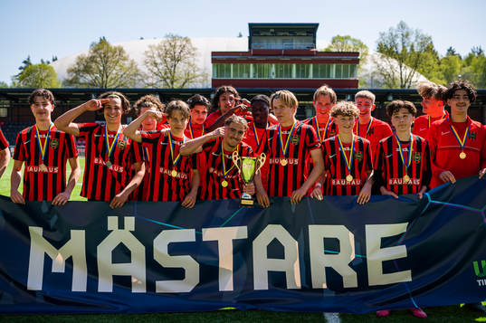 Brommapojkarnas spelare jublar med pokalen