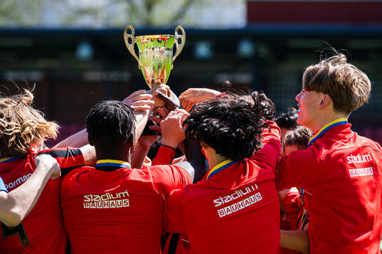 Brommapojkarnas spelare jublar med pokalen