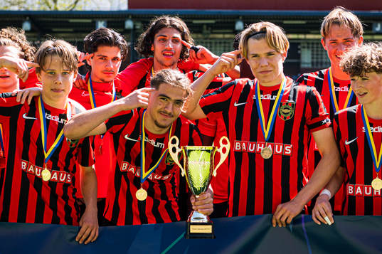Brommapojkarnas spelare jublar med pokalen