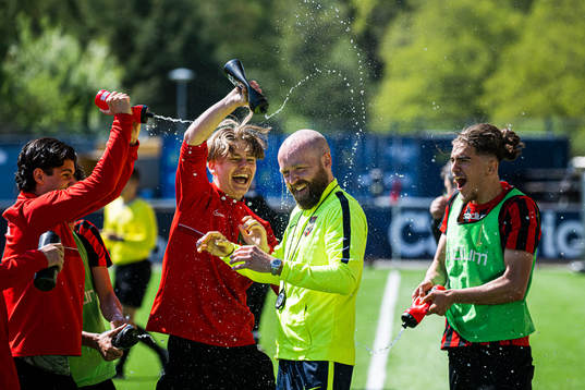 Brommapojkarnas spelare jublar med tränaren Sebastian