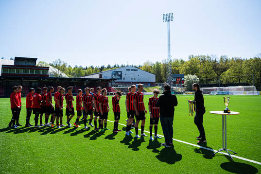 Brommapojkarnas spelare får medalj