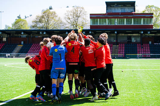 Brommapojkarnas spelare jublar med pokalen