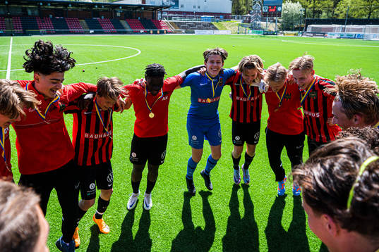 Brommapojkarnas spelare jublar