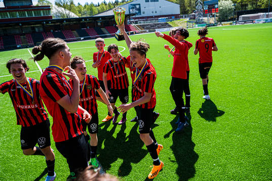 Brommapojkarnas Love Arrhov jublar med pokalen