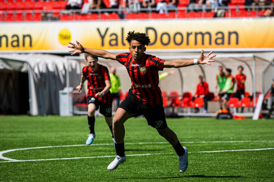 Brommapojkarnas Sion Oppong gör jublar