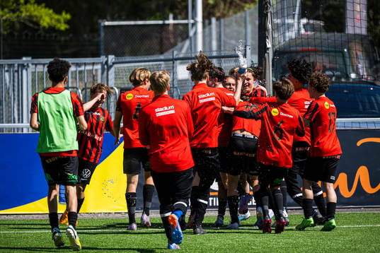Brommapojkarnas spelare jublar med Atle Wahlund
