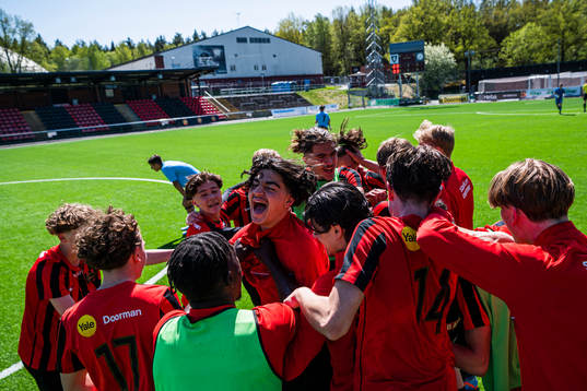 Brommapojkarnas spelare jublar