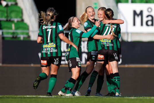 Varbergs Moa Ivarsson jublar med lagkamrater