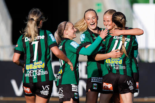 Varbergs Moa Ivarsson jublar med lagkamrater