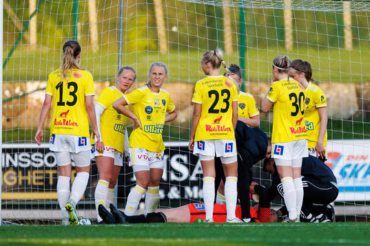 Falkenbergs målvakt Milla Svensson har gjort sig illa