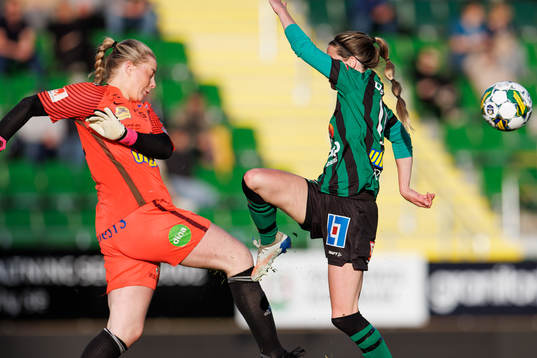 Falkenbergs målvakt Milla Svensson och Varbergs Frida