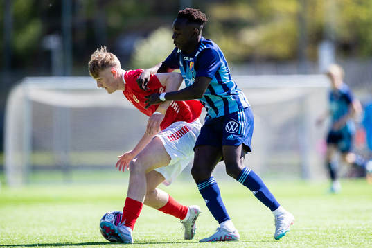 Kalmars Olle Samuelsson och Djurgårdens Kalipha Jawla