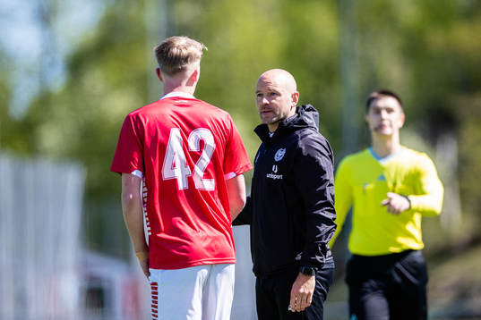 Kalmars tränare Stefan Larsson med Olle Samuelsson