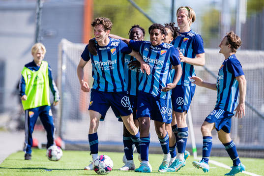 Djurgårdens Philip Rolke jublar med Isak Alemayehu