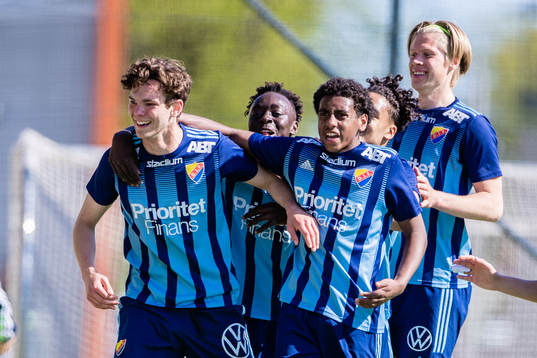 Djurgårdens Philip Rolke jublar med Isak Alemayehu