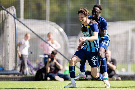 Djurgårdens Philip Rolke jublar med Kalipha Jawla