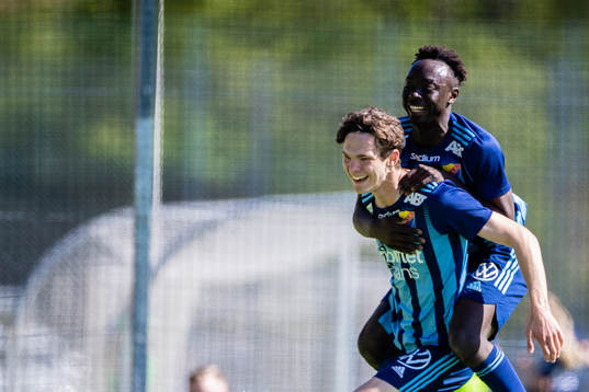Djurgårdens Philip Rolke jublar med Kalipha Jawla