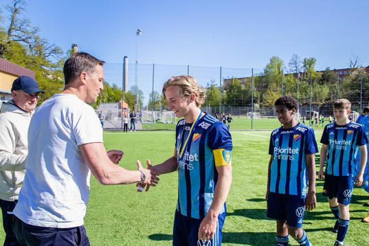 Djurgårdens Oskar Löfström tar emot guldmedalj av Svante