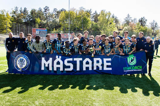 Djurgårdens spelare jublar med pokalen