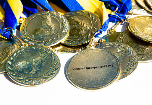 Baksidan på en guldmedalj med texten Vinnare Ligacupen