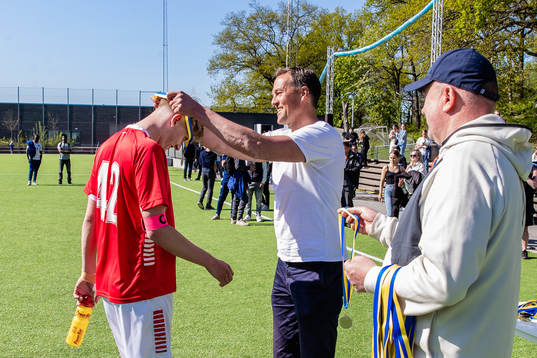 Kalmars Olle Samuelsson tar emot silvermedalj av Svante