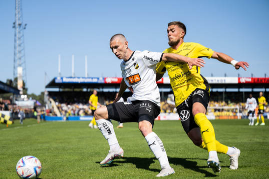 Häckens Kristoffer Lund Hansen och Mjällbys Ivan Kricak