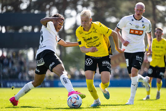Mjällbys Otto Rosengren mot Häckens Momodou Lamin Sonko