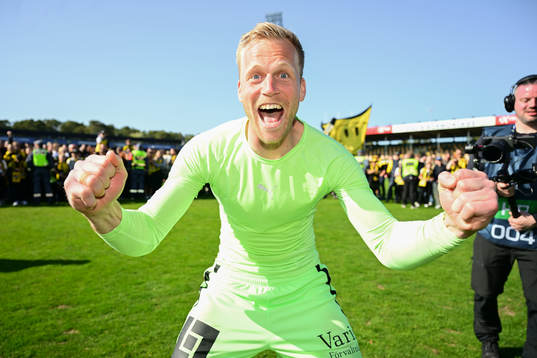 Häckens målvakt Peter Abrahamsson jublar