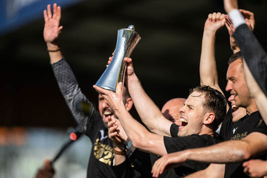Häckens Lars Olden Larsen jublar med pokalen