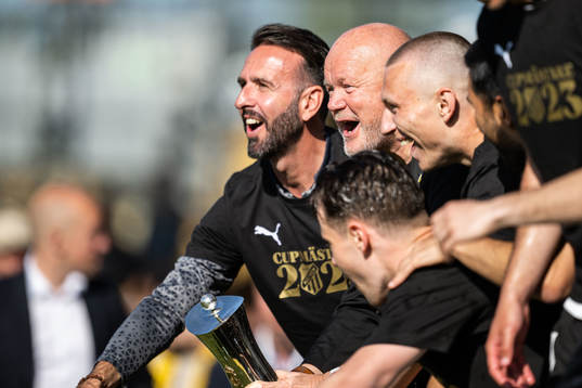 Häckens tränare Per-Mathias Høgmo jublar med pokalen