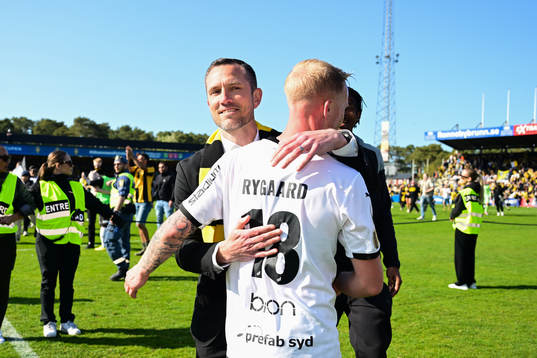 Häckens sportchef Martin Eriksson  jublar med Mikkel