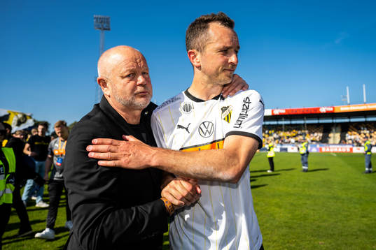 Häckens tränare Per-Mathias Høgmo och Even Hovland jublar