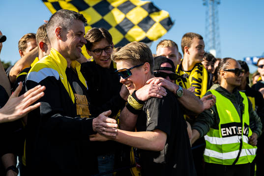 Häckens Petrus Karlholm jublar med supportrar