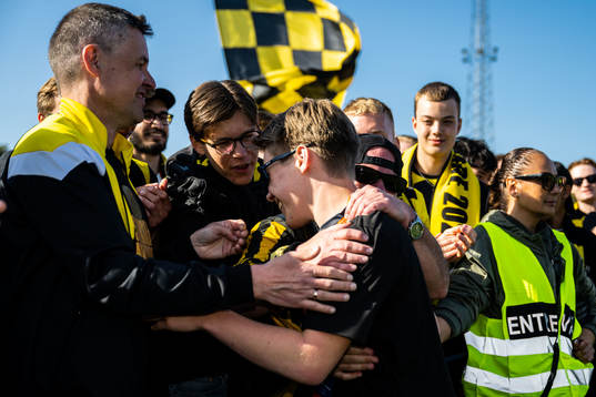 Häckens Petrus Karlholm jublar med supportrar