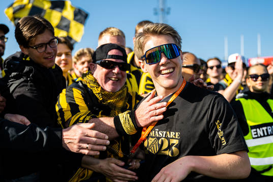 Häckens Petrus Karlholm jublar med supportrar