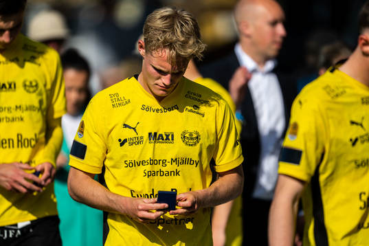 Mjällbys Max Fenger deppar