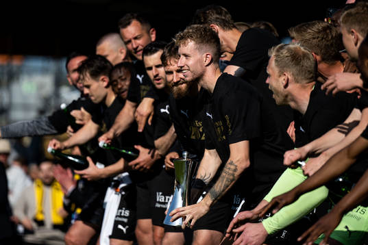 Häckens Samuel Gustafson jublar med pokalen
