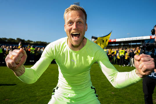 Häckens målvakt Peter Abrahamsson jublar