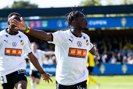 Häckens Ibrahim Sadiq jublar