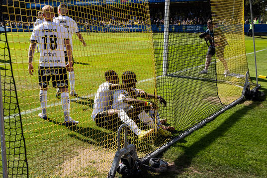 Häckens Ibrahim Sadiq jublar med lagkamrater
