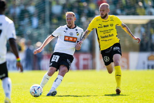 Häckens Mikkel Rygaard Jensen och Mjällbys Adam Ståhl