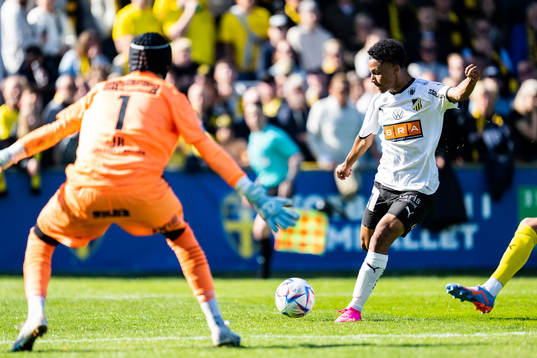 Häckens Momodou Lamin Sonko mot Mjällbys målvakt Noel