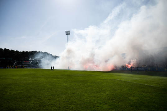 Mjällbys supportrar med bengaliska eldar i halvtid