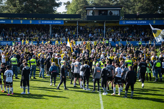 Häckens spelare jublar med supportrar