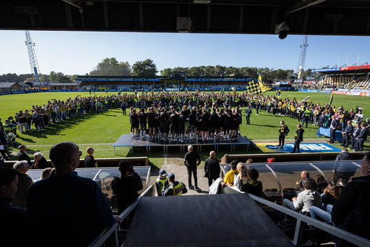 Häckens spelare jublar med pokalen