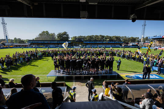 Häckens spelare jublar med pokalen