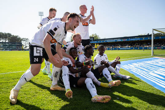 Häckens Ibrahim Sadiq jublar med lagkamrater